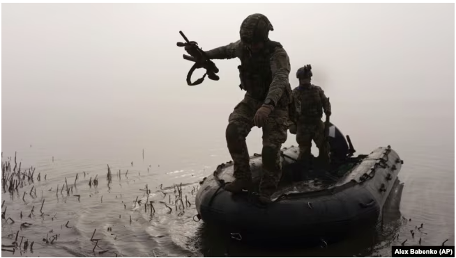 Українські бійці на березі Дніпра