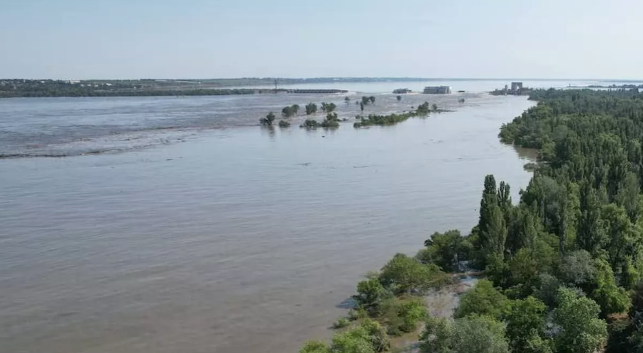 Каховська ГЕС у час затоплення після підриву