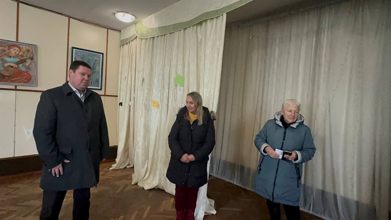 В. Гура передає гуманітарку до школи мистецтв.