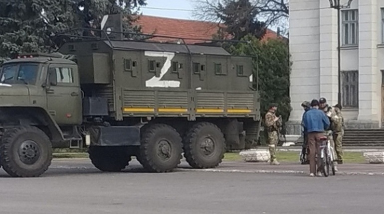 Окупанти біля мерії Нової Каховки
