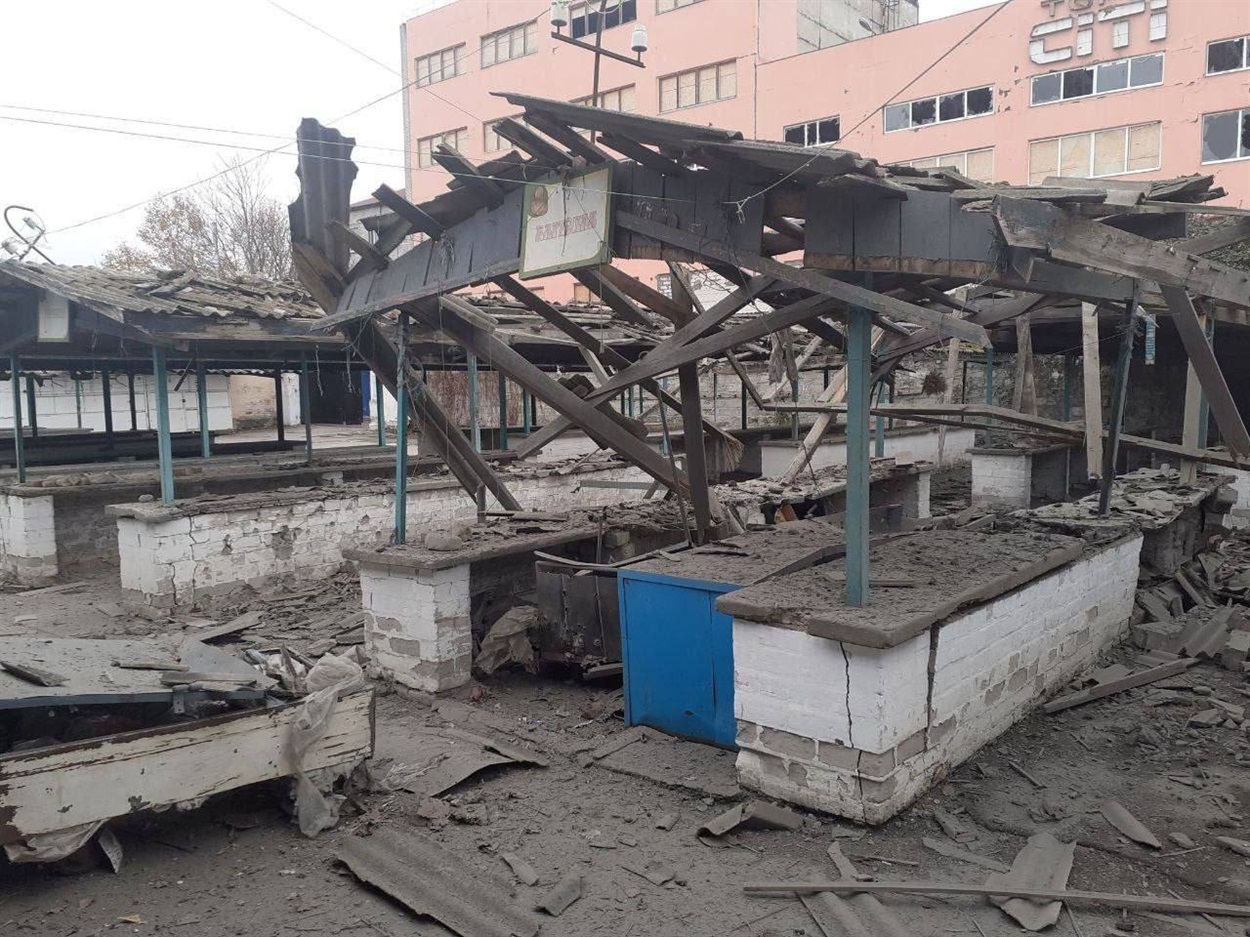 Ринок облспоживспілки в Новій Каховці після обстрілів.