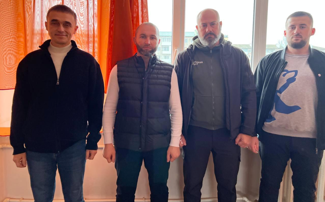 Гауляйткр Каховки Павло Філіпчук (другий ліворуч) і колаборант Олександр Зуєв (крайній праворуч), грудень 2024 року.