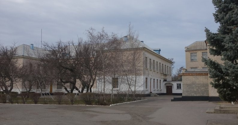 Вид на комплекс школи з тильного боку.