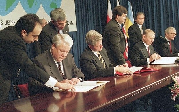 Керівники РФ, США, України і Великої Британії підписують Будапештський меморандум. 1994 рік.
