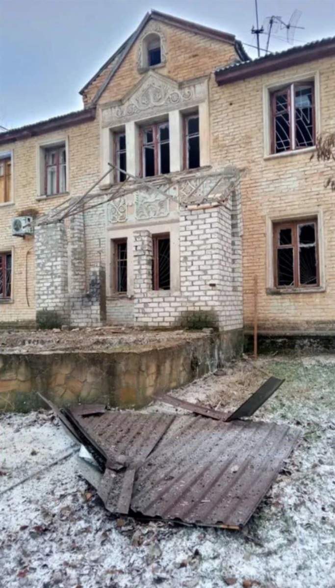 Пошкоджено будівництво з кам'яними вишиванками після російського обстрілу, Нова Каховка, 3 березня 2025 року.