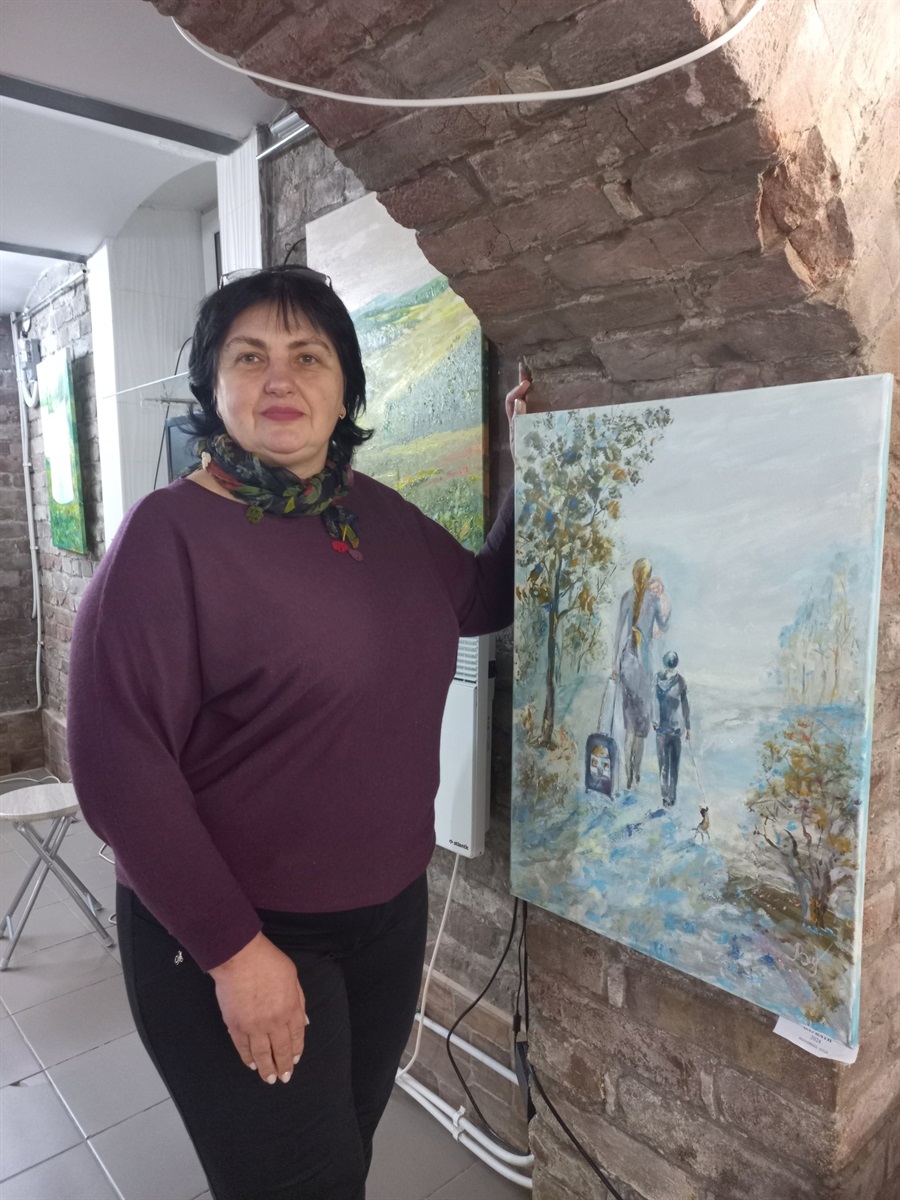 Одарка Кучерява біля картини Валентини Гетьман «Блукати».
