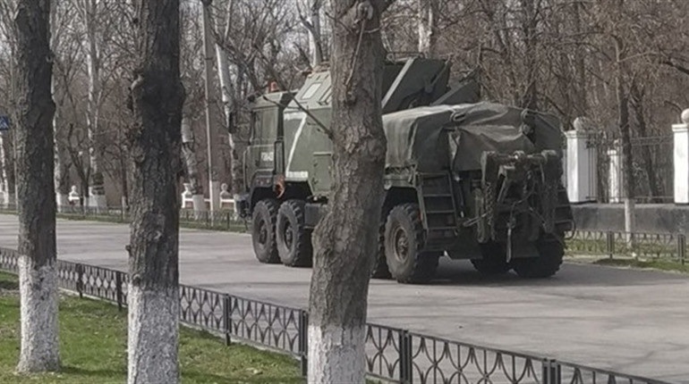 Військова техніка росіян на Дніпровському проспекті. Весна 2022 року.