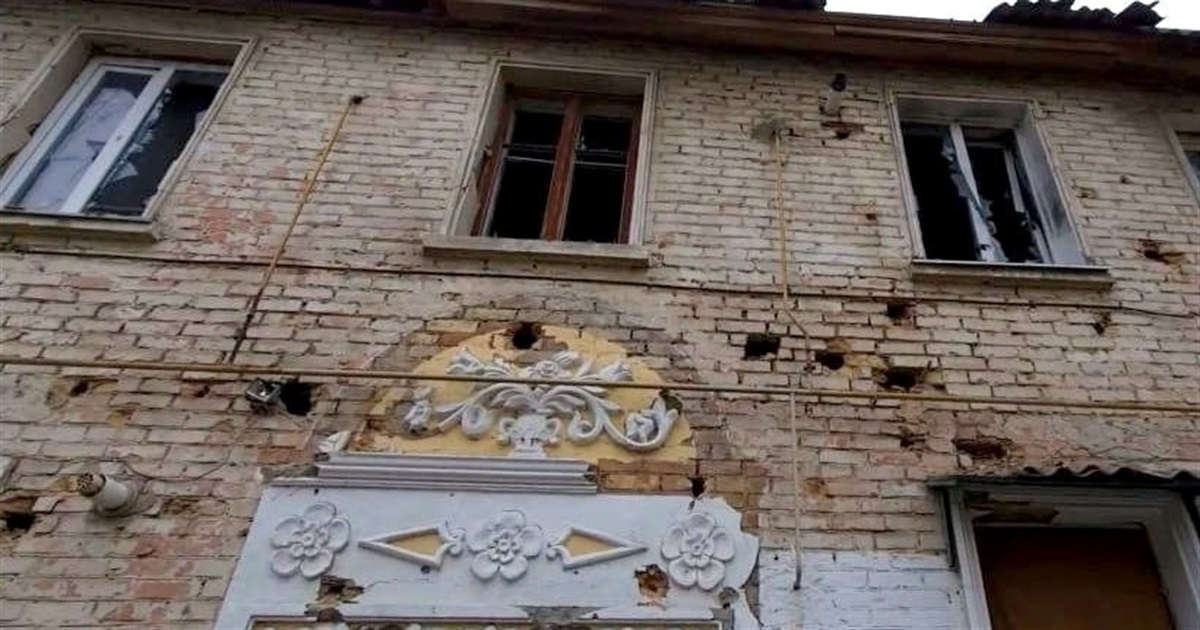Пошкоджений обстрілами будинок в історичній частині міста.