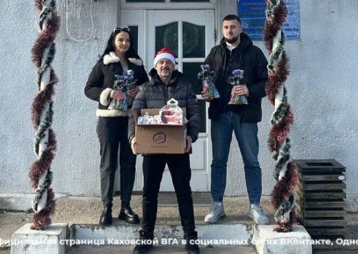 Колаборантку Олену Грек (ліворуч) росіяни вигнали з посади директора так званого ринку в Каховці.