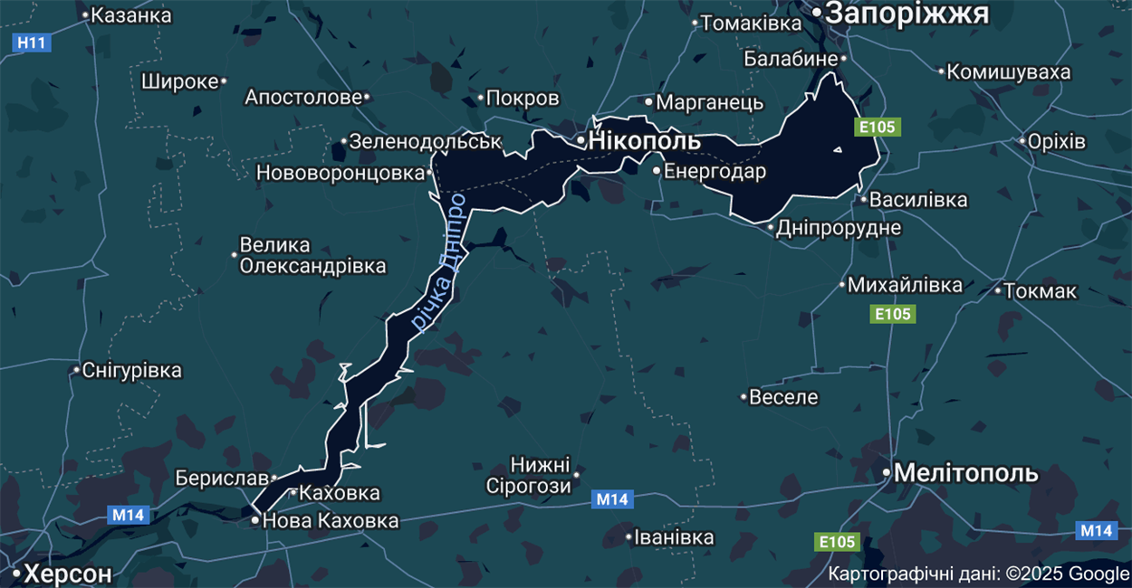 Каховське водосховище розташовувалося вище за Нову Каховку за течією Дніпра.