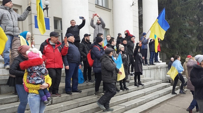 Мітинг біля мерії Нової Каховки. 6 березні 2022 року.