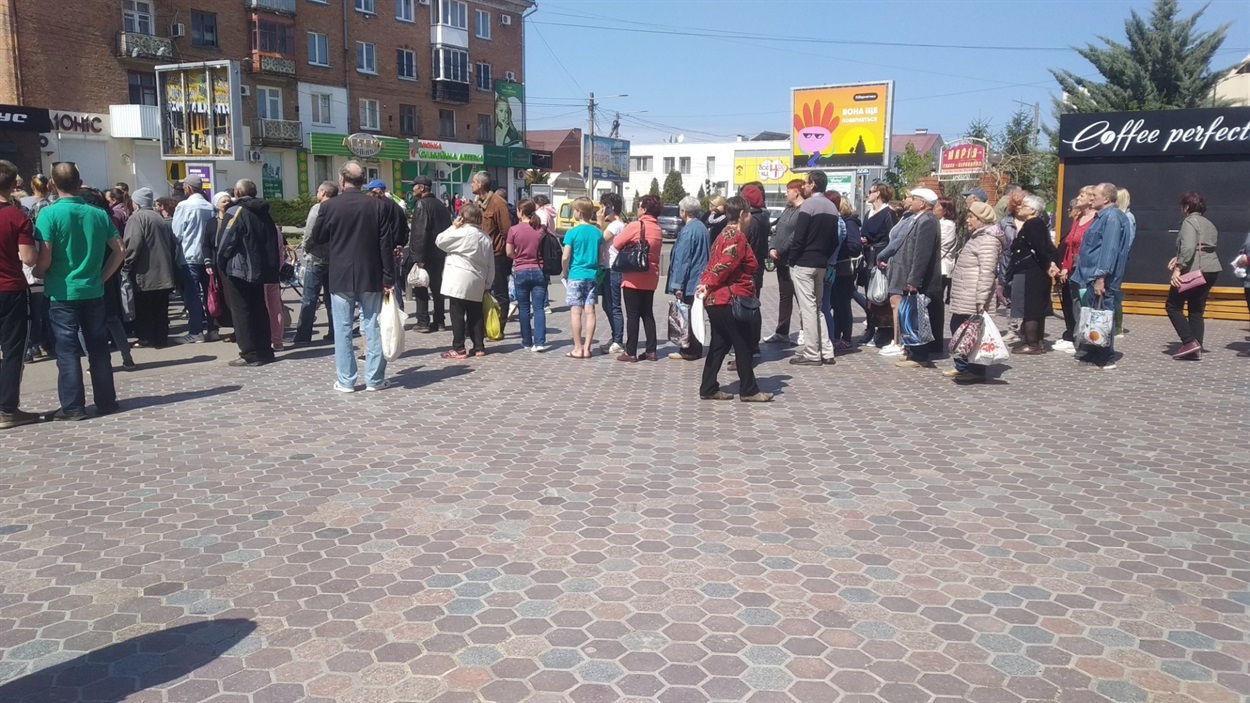Черга біля універмагу за російською гуманітаркою. Квітень 2022 року.