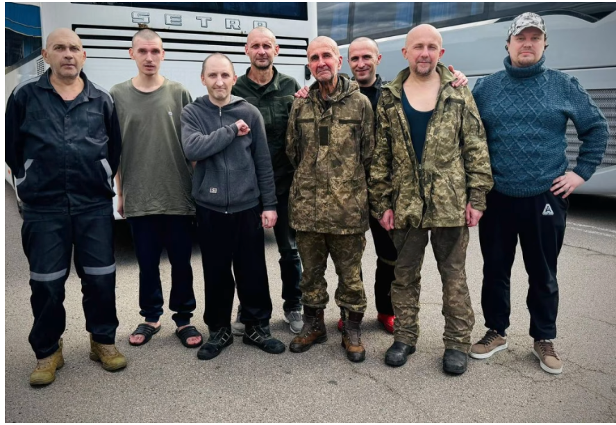 Дмитро Хилюк (другий праворуч). 