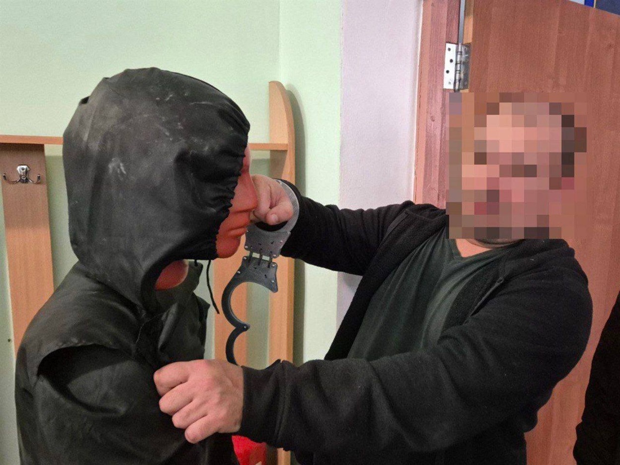 Підозрюваний показує, як він бив потерпілого. 