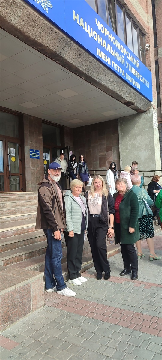 Педагоги Нової Каховки відзначили День вчителя у Миколаєві