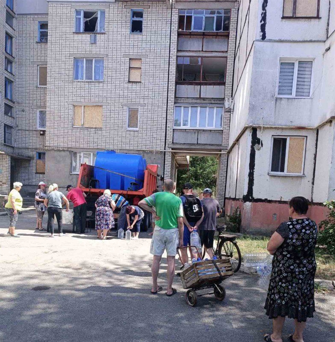 Черга за питною водою в Таврійську.