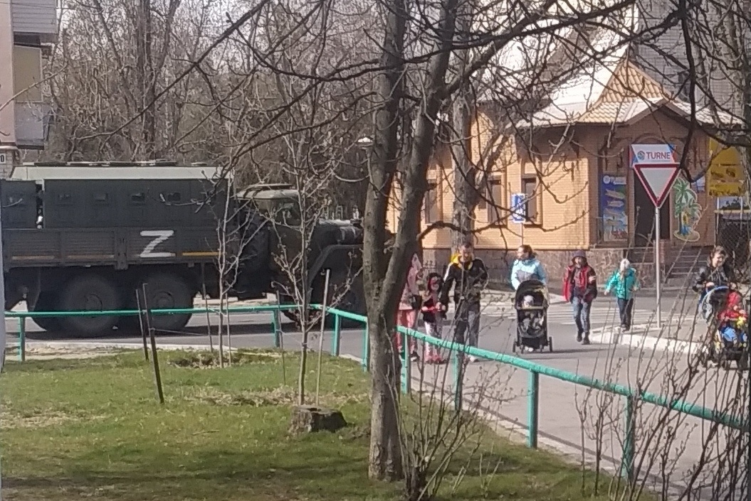 Російська техніка на вулиці Горького в Новій Каховці. Весна 2022 року.