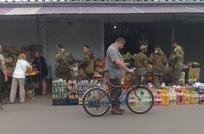 РОсійські солдати на міському ринку в Новій Каховці. Літо 2022 року.