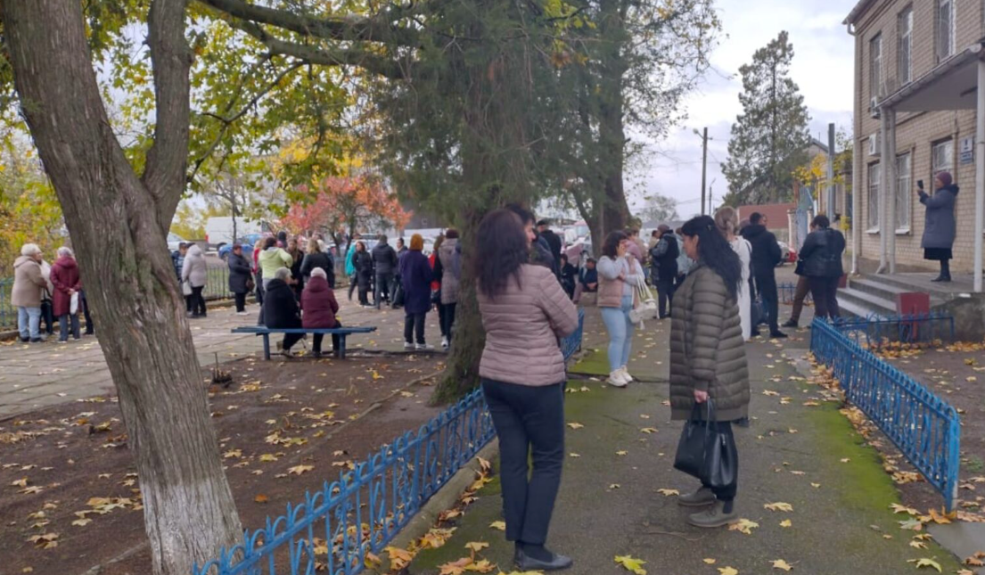 Жителі громади прийшли підтримати Наталію Корнієнко. 