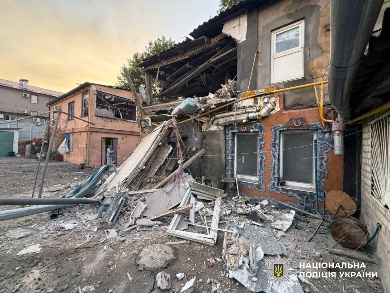 Окупанти вдарили з артилерії по дитячій лікарні в Херсоні: постраждали 9 осіб, з них 4 дітей