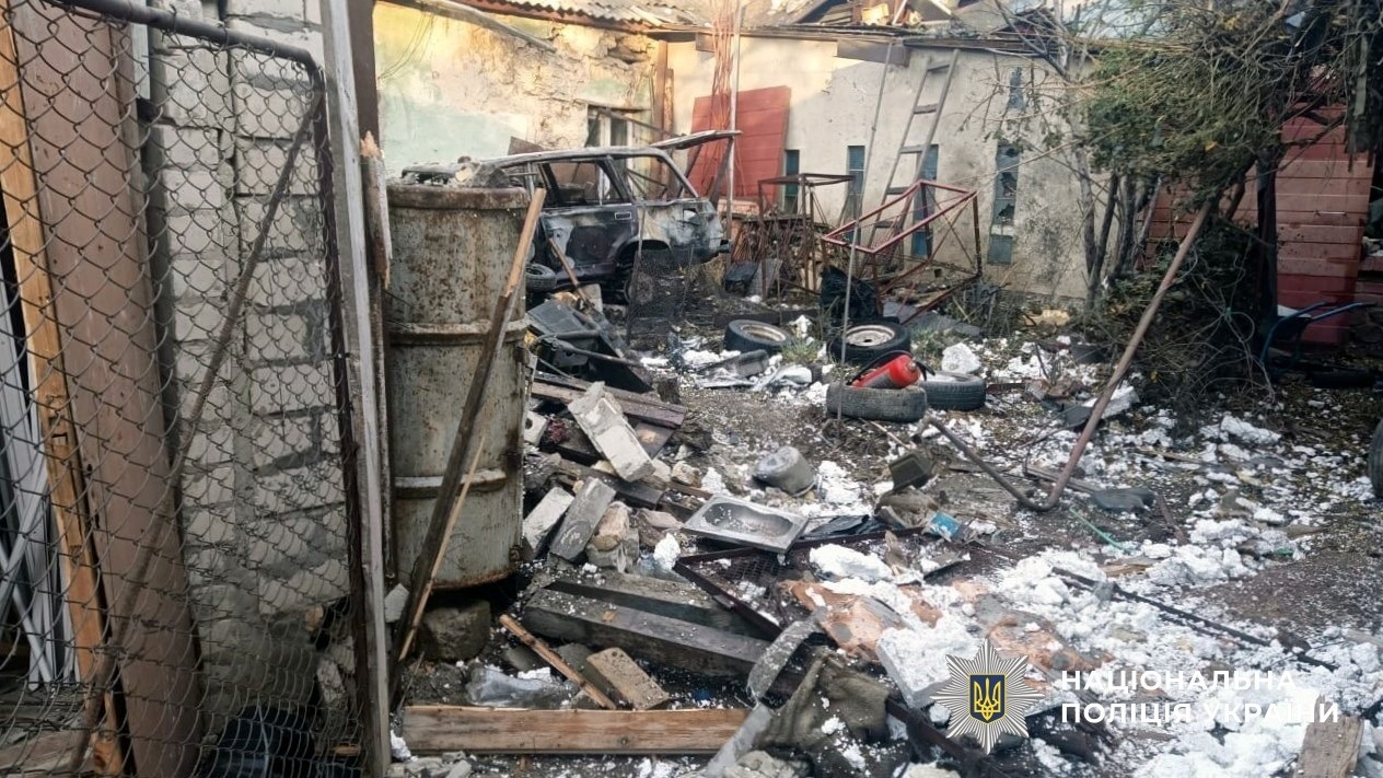 Окупанти вдарили з артилерії по дитячій лікарні в Херсоні: постраждали 9 осіб, з них 4 дітей