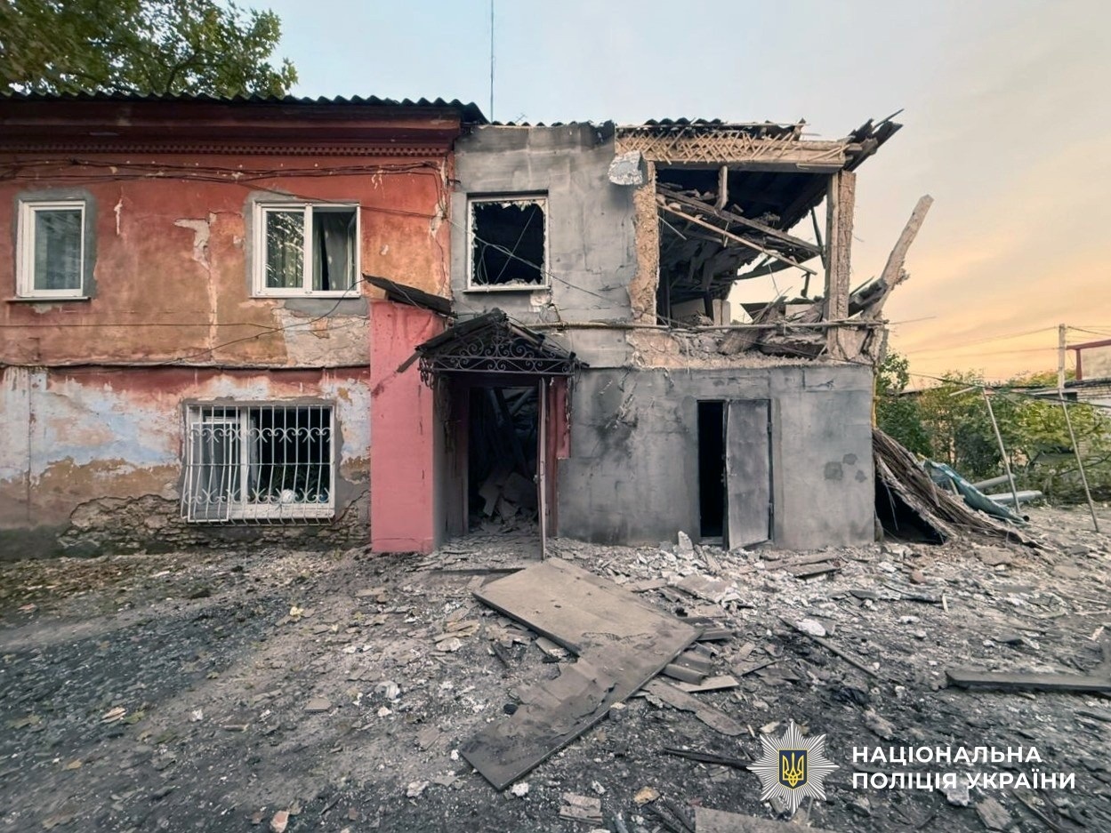 Окупанти вдарили з артилерії по дитячій лікарні в Херсоні: постраждали 9 осіб, з них 4 дітей