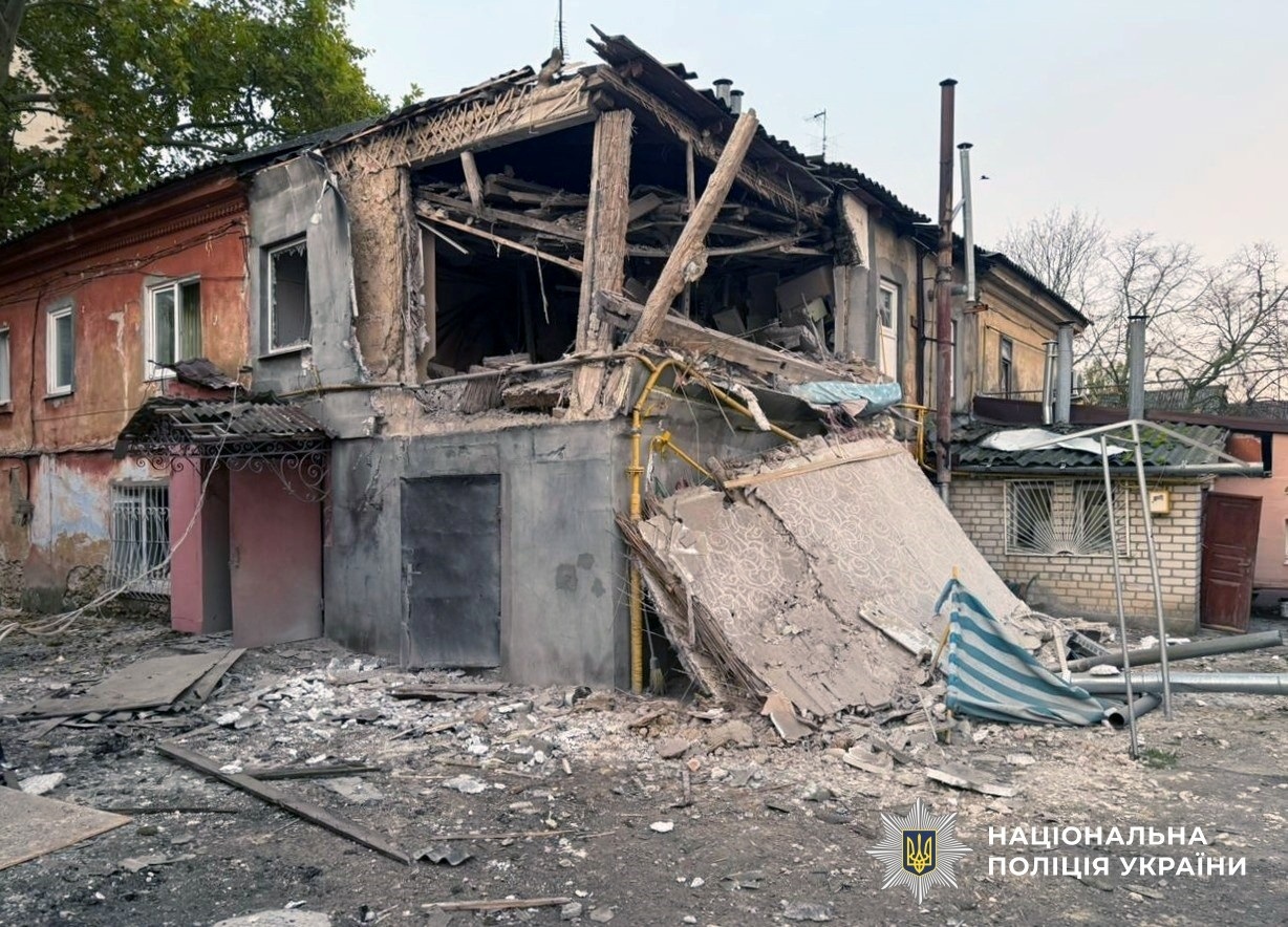 Окупанти вдарили з артилерії по дитячій лікарні в Херсоні: постраждали 9 осіб, з них 4 дітей