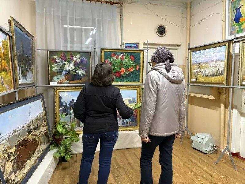 У Новій Каховці колаборанти відкрили виставку з картинами місцевих художників