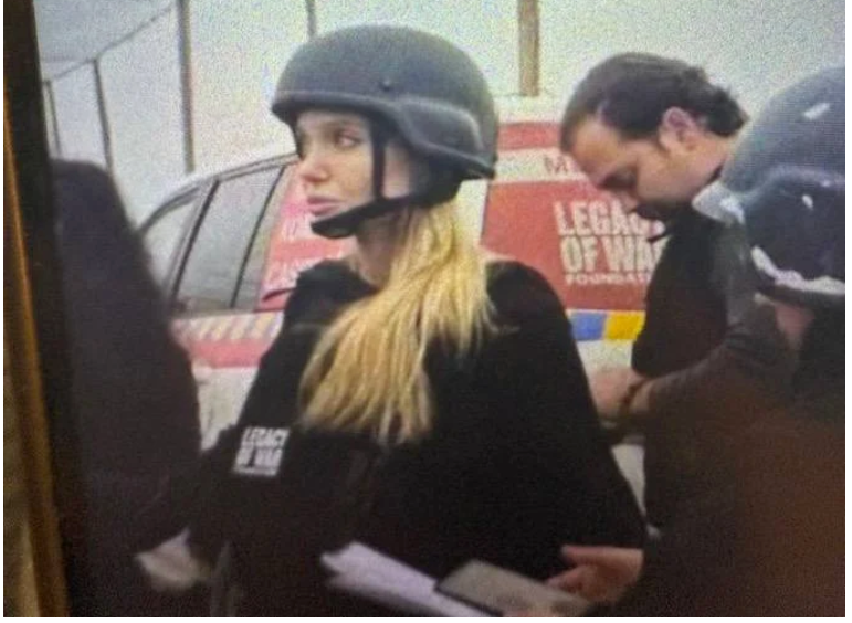 Анджеліна Джолі в антидроновому тунелі під час візиту до Херсону. 