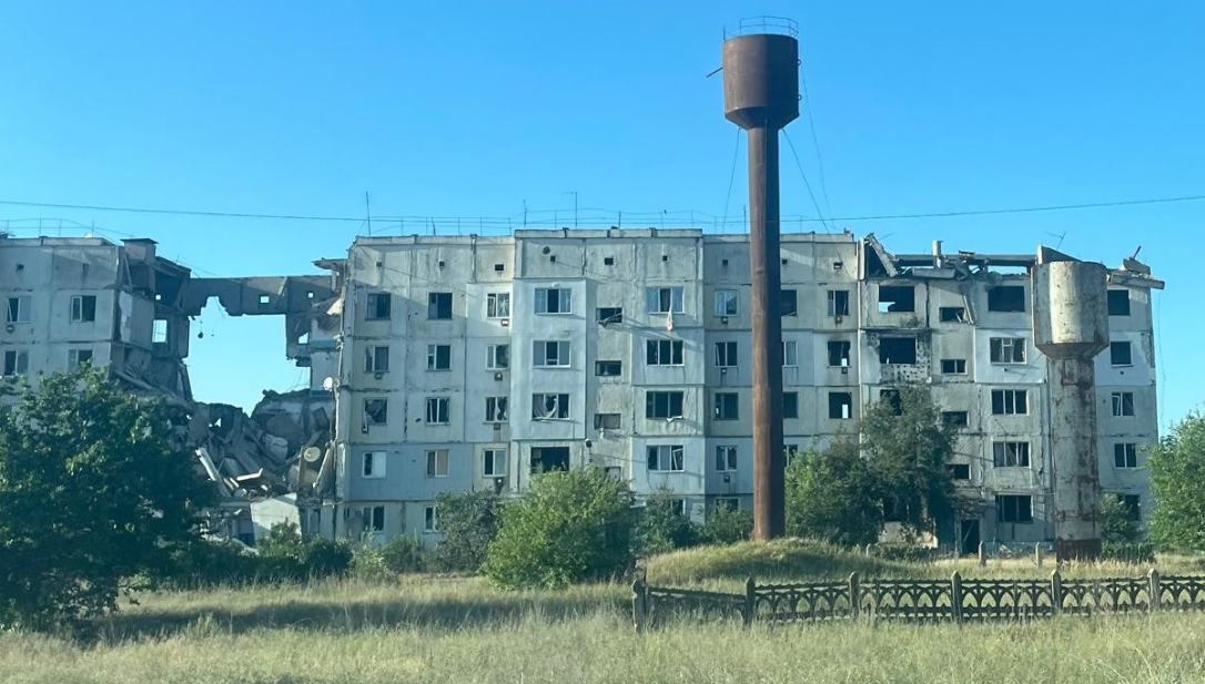 Будинок у Козацькому після російського обстрілу.