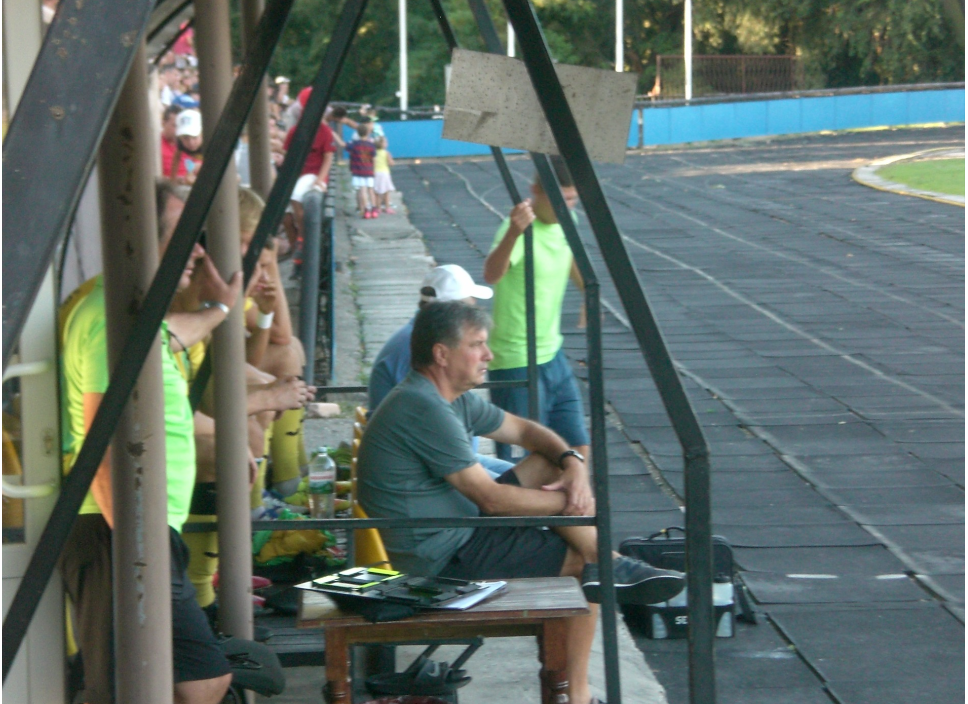 Олег Федорчук спостерігає за матчем "Енергія" - "Таврія". 12 серпня 2019 року.