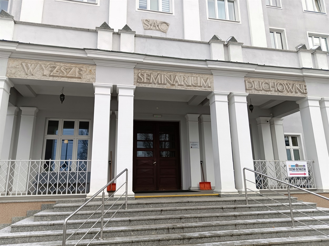 Резиденція проходила у комплексі  католицького семінаріуму в Ожарові Мазовецькому.