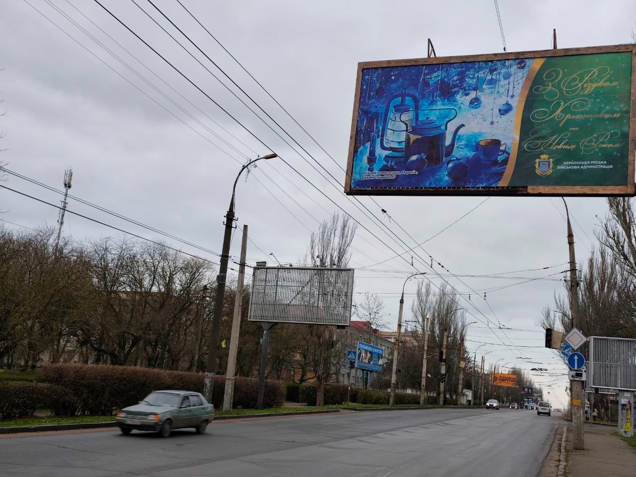 Жителів Херсона привітали з Різдвом бордами з малюнками вихованців художньої школи
