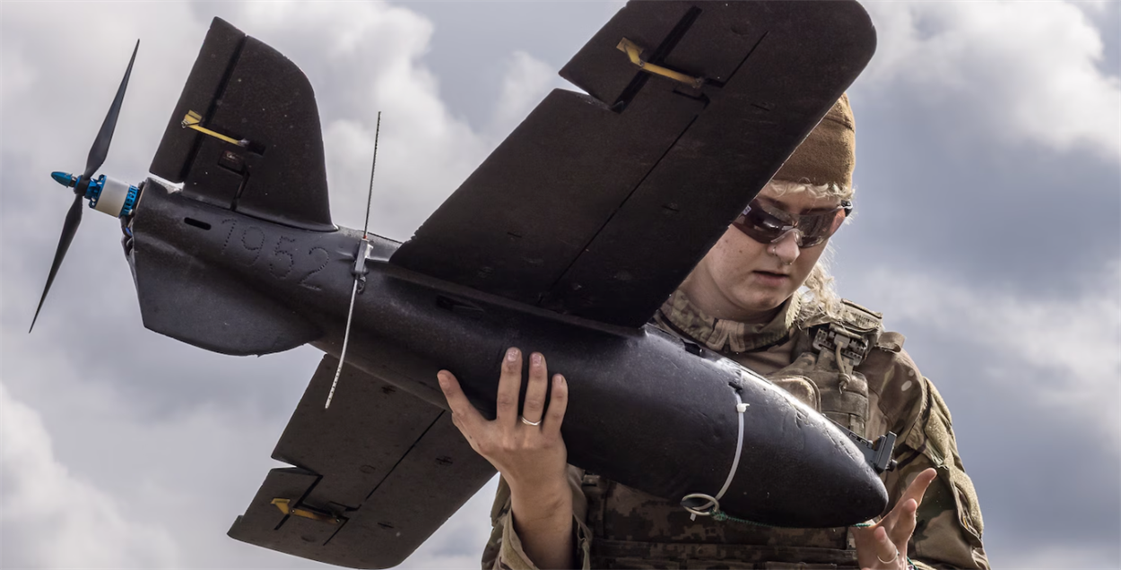 Олександра "Смаколик" готується до запуску БпЛА.