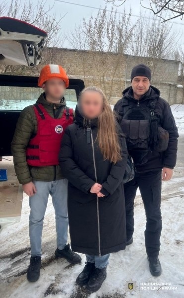 У Херсоні правоохоронці допомогли жінці, яка через обстріл втратила житло