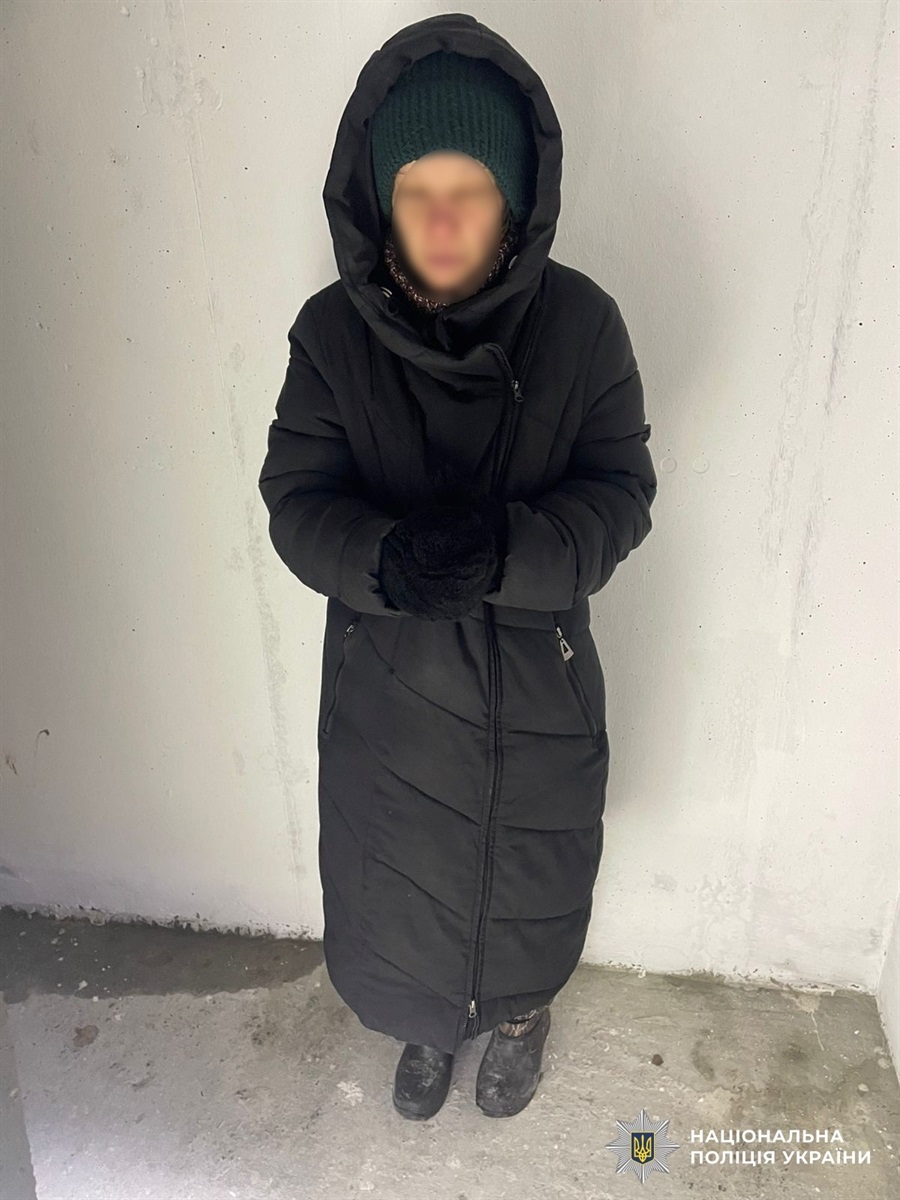 У Херсоні правоохоронці допомогли жінці, яка через обстріл втратила житло