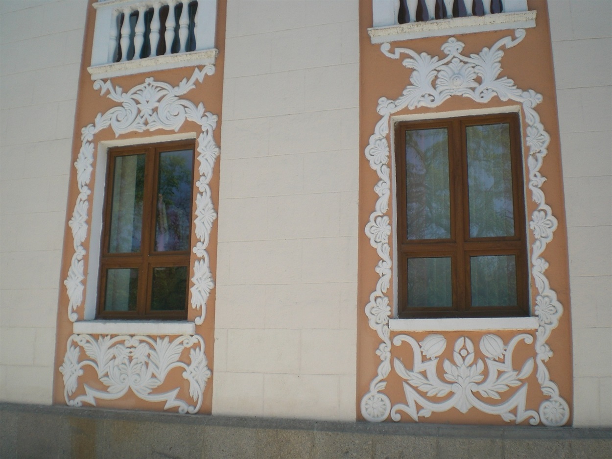 "Кам'яні вишиванки" на будівлі міського Палацу культури в Новій Каховці.