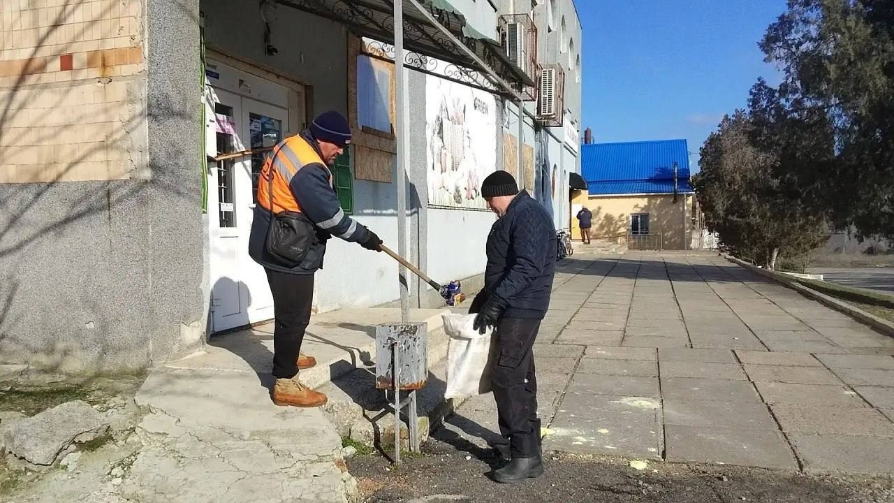 У Каховці окупанти панікують,, в Новійц Каховці міняють борди, у Таврійську підвозять воду