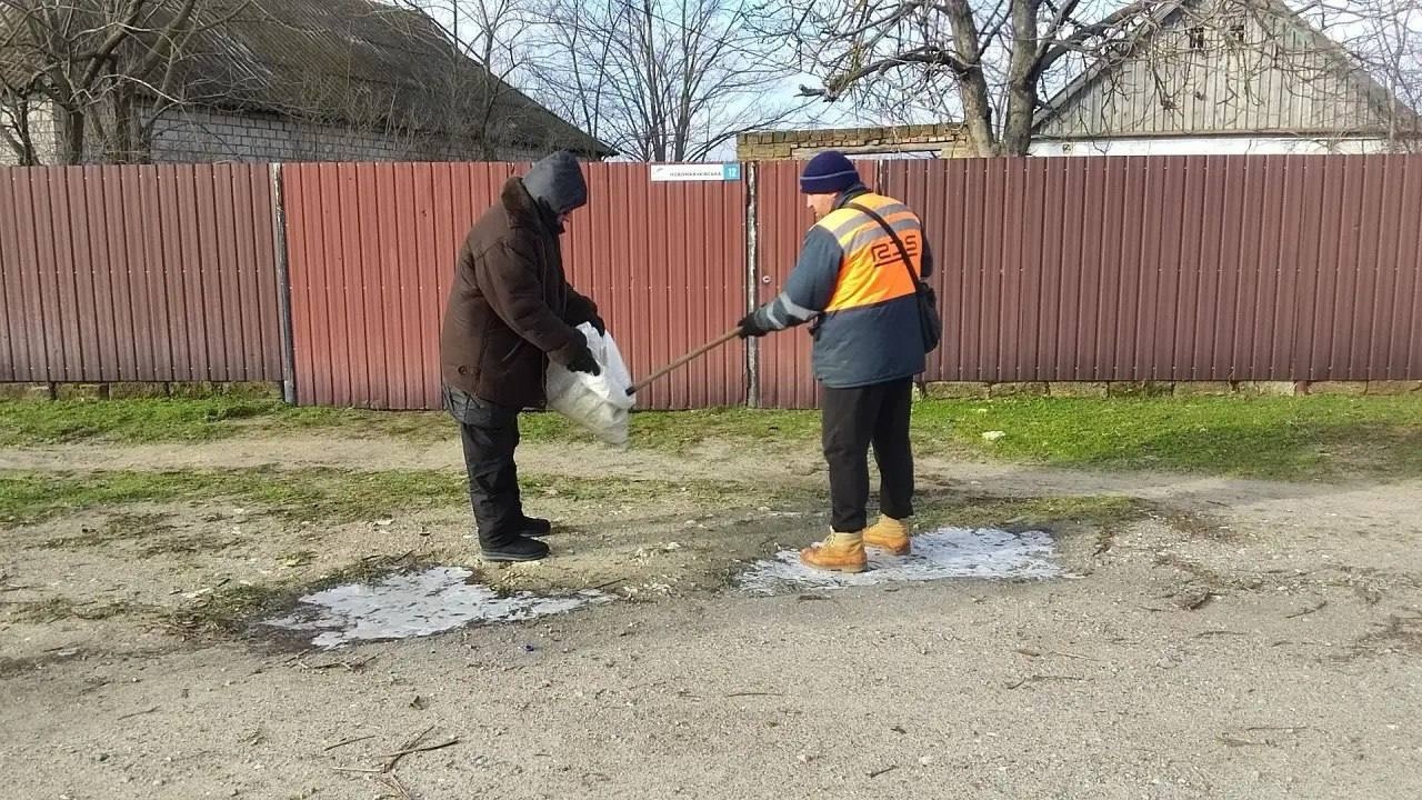У Каховці окупанти панікують,, в Новійц Каховці міняють борди, у Таврійську підвозять воду