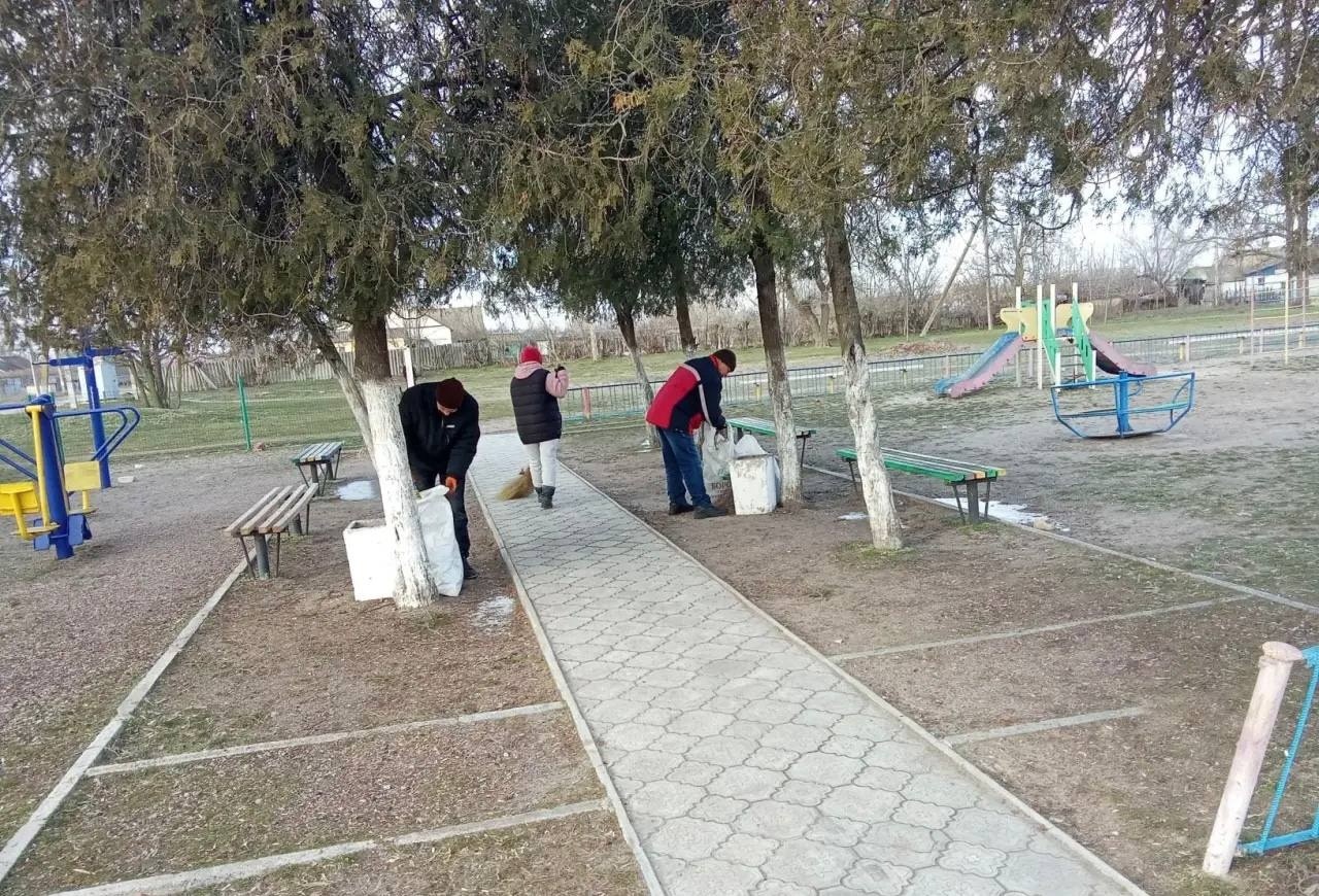 У Каховці окупанти панікують,, в Новійц Каховці міняють борди, у Таврійську підвозять воду