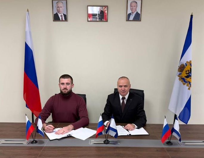 Колаборант Олександр Зуєв ліворуч, грудень 2025 року. 