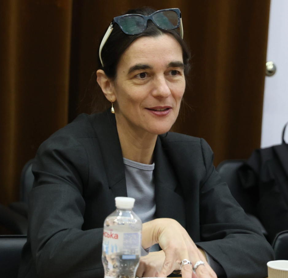 Бернадетт Кастель-Голлінгсворт. 