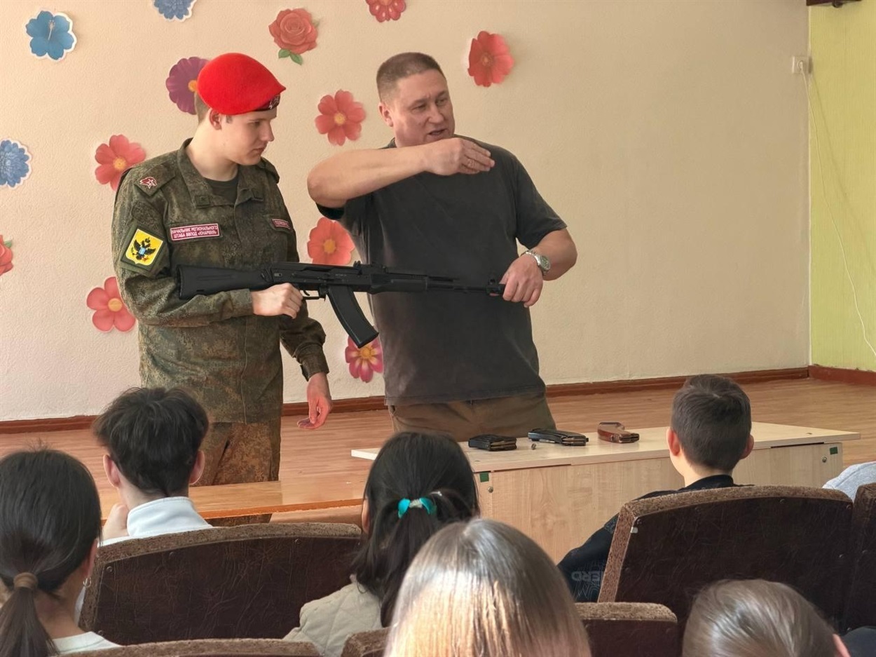 Автомати на партах: на ТОТ Херсонщини окупанти вчать дітей збирати зброю на швидкість