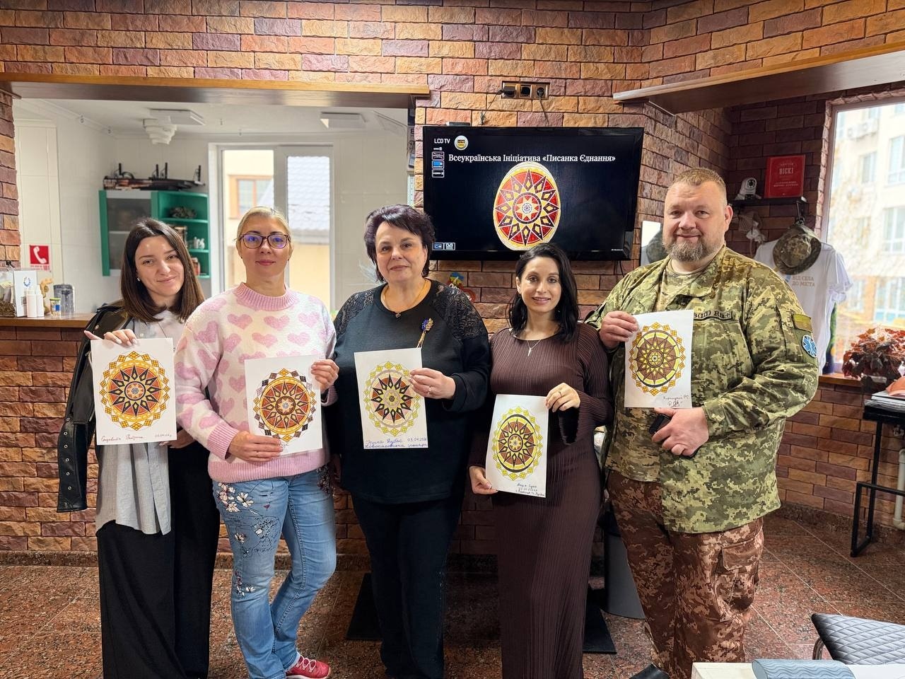 Писанка єднання: жителі Каховського району долучилися до всеукраїнської акції