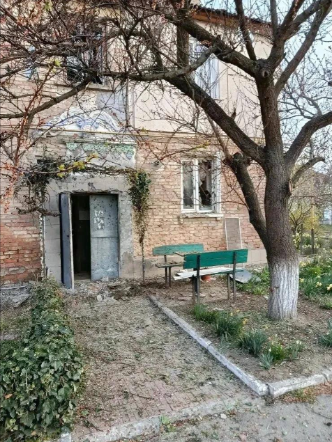 Один з ушкоджених будинків у Новій Каховці.