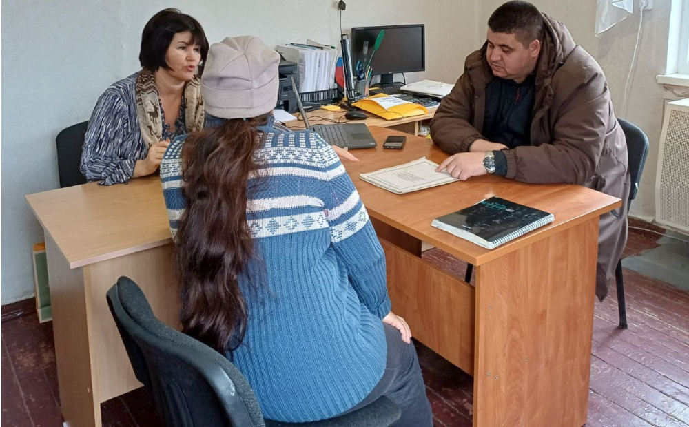 Олексій Старовойтов і Катерина Тесля, колишня гауляйтерка села Чорнянка приймають відвідувачку, лютий 2026 року.