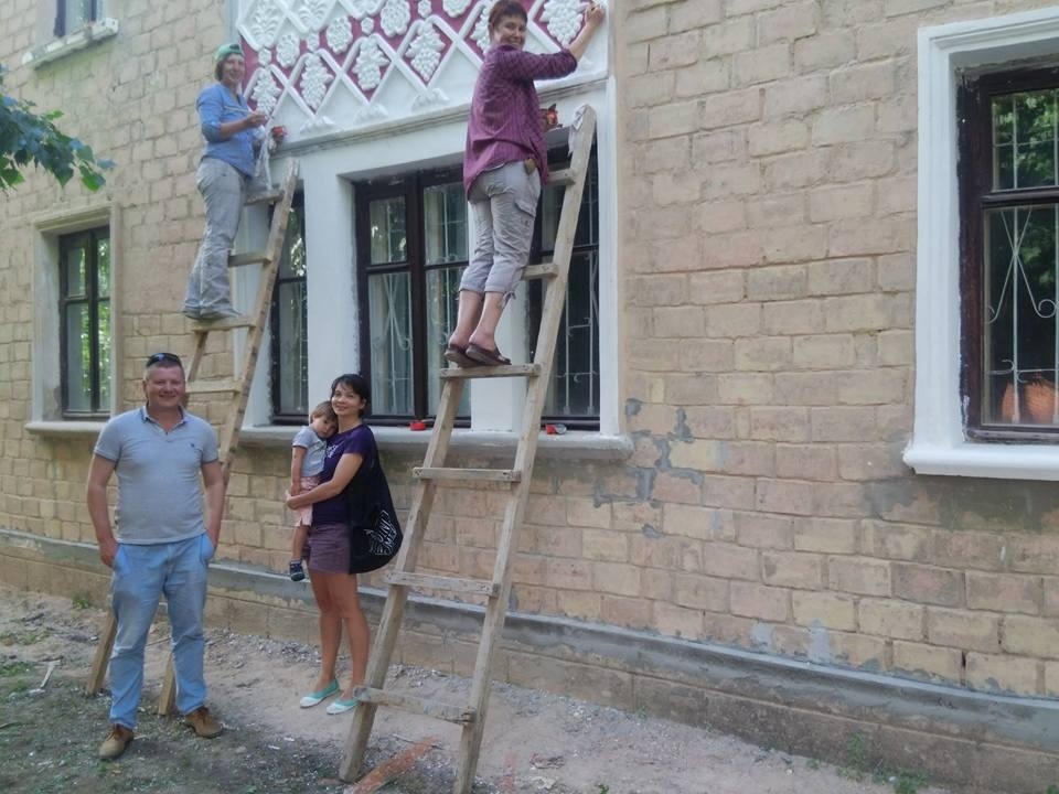 Активісти відновлюють "кам'яні вишиванки".