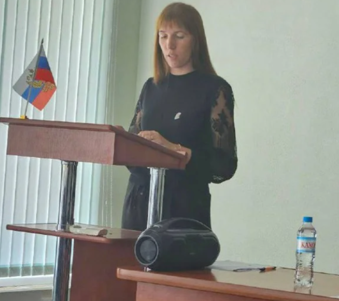 Галина Ізюменко під час обрання її головою "Совета депутатов" Нової Каховки.