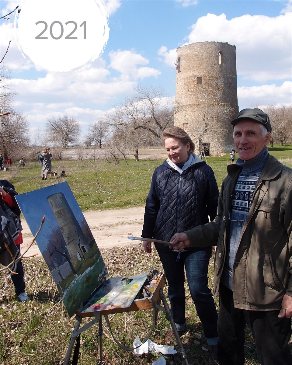 Валерій Івченко під час мистецького пленеру біля Вежі Вітовта на Херсонщині.