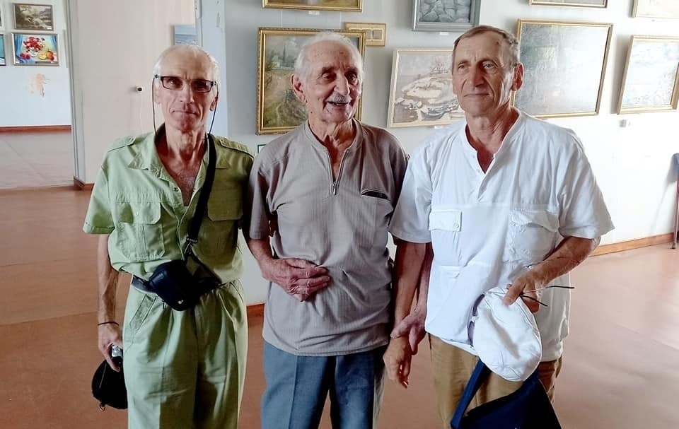 Художники у Новокаховській картинній галереї ім. Альбіна Гавдзінського: Валерій Івченко (ліворуч), його наставник Василь Боженко та друг Володимир Гончаренко, 2021 рік.